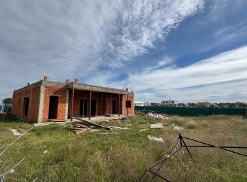 Casa · 138m² · 4 Ambientes · 2 Cocheras · Venta Casa a Estrenar en B°cdo Village Joven