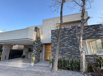 Casa · 355m² · 5 Ambientes · 4 Cocheras · Venta Excelente Casa en B°cdo Berros II