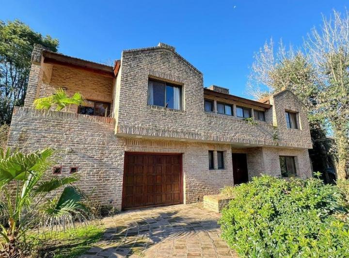 Casa · 315m² · 6 Ambientes · 2 Cocheras