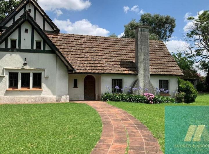 Casa · 344m² · 6 Ambientes · 3 Cocheras