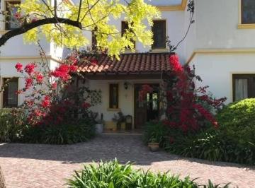 Casa · 243m² · 6 Ambientes · 3 Cocheras · Casa en 900 M²