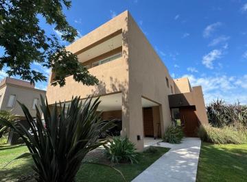 Casa · 330m² · 5 Ambientes · Venta Casa Bs As Golf Country Club, Bella Vista