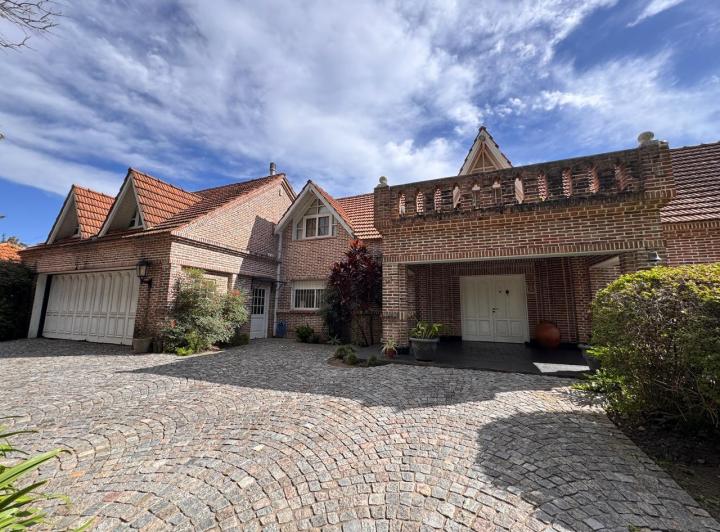 Casa · 850m² · 9 Ambientes · 6 Cocheras