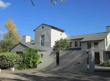 Casa · 747m² · 7 Ambientes · 2 Cocheras · Venta Casa B° Cdo Los Berros I, Bella Vista