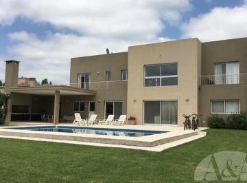 Casa · 286ha · 5 Ambientes · Casa en Venta B°cdo Bs As Village, Bella Vista