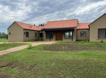Casa · 212m² · 4 Ambientes · 2 Cocheras · Venta Casa en Country Club y Golf Everlinks