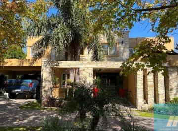 Casa · 431m² · 4 Ambientes · Venta Casa B° Cdo Los Berros I, Bella Vista