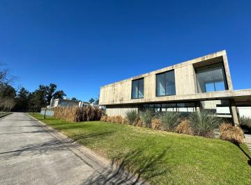 Casa · 210m² · 5 Ambientes · 2 Cocheras · Casa en Bella Vista