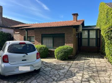 Casa · 240m² · 2 Dormitorios · 2 Cocheras · Casa en Bella Vista