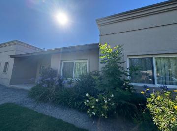 Casa · 210m² · 5 Ambientes · 2 Cocheras · Casa en Bella Vista