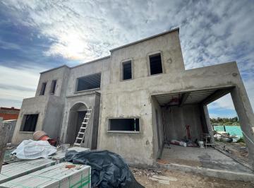 Casa · 249m² · 6 Ambientes · 2 Cocheras · Casa a Estrenar en B°cdo Village Joven, Bella Vista