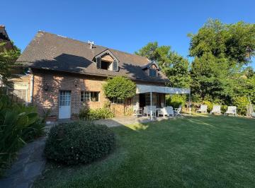 Casa · 203m² · 5 Ambientes · Venta Casa, en Zona con Vigilancia