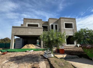 Casa · 276m² · 5 Ambientes · 2 Cocheras · Casa a Estrenar en B°cdo Village Joven, Bella Vista