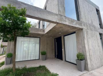 Casa · 224m² · 4 Ambientes · 2 Cocheras · Casa Estilo Minimalista en B° con Porton, Bella Vista