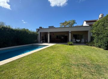 Casa · 127m² · 4 Ambientes · 3 Cocheras · Casa en Una Planta en Bella Vista