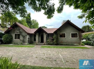 Casa · 191m² · 6 Ambientes · 3 Cocheras · Casa en Una Planta en B° Cdo Praderas de San Ignacio, Muñiz