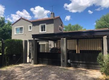 Casa · 260m² · 7 Ambientes · 2 Cocheras · Muy Linda Casa en Zona Golf, Bella Vista