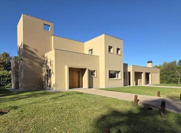 Casa · 210m² · 4 Ambientes · 4 Cocheras · Venta Casa en Pilar Barrio en La Tranquera
