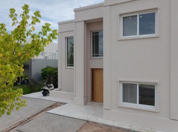 Casa · 227m² · 5 Ambientes · 2 Cocheras · Casa Contemporánea en Puertos del Lago | Barrio Araucarias, 4 Hab (3 en Suite), Diseño y Amplitud