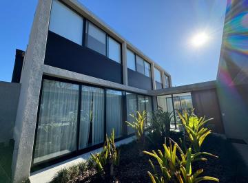 Casa · 230m² · 4 Dormitorios · 3 Cocheras · Venta Casa en Buenos Aires Golf Club