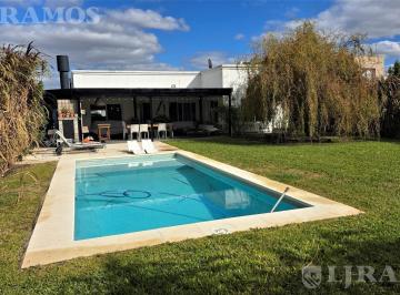 Casa · 125m² · 5 Ambientes · 3 Cocheras · Apta Credito. 3 Dorm..