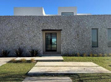 Casa · 223m² · 5 Ambientes · 2 Cocheras · Casa en Venta a La Laguna en Santa Ana, Villanueva
