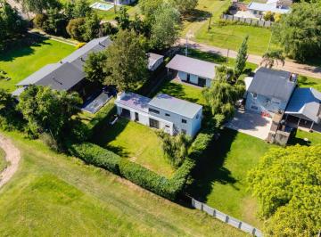 Casa · 150m² · 5 Ambientes · 2 Cocheras · Casa en Roldán