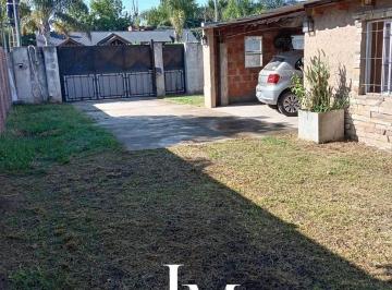 Casa · 95m² · 2 Ambientes · 1 Cochera · Casa en Lote Propio con Gran Fondo y Pileta