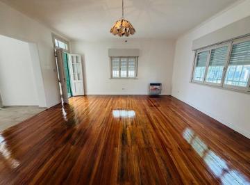 Casa · 175m² · 5 Ambientes · 3 Cocheras · Casa 5 Ambientes con Amplio Terreno Alquiler Lanus