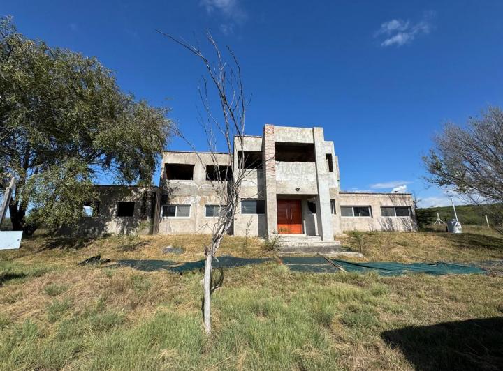 Casa · 1982m² · 4 Ambientes · 2 Cocheras