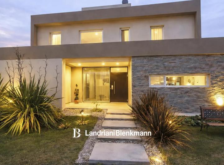 Casa · 218m² · 4 Ambientes · 1 Cochera
