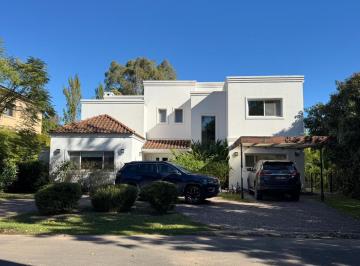 Casa · 250m² · 6 Ambientes · 3 Cocheras · Excelente Casa en B°cdo La Escondida, Bella Vista