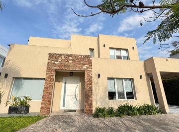 Casa · 276m² · 4 Ambientes · Venta Muy Linda Casa Bcdo Las Camelias