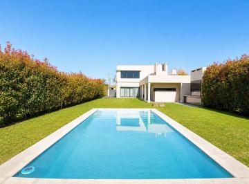Casa · 142m² · 6 Ambientes · 1 Cochera · Casa en Venta 2 Dorm. con Pileta en Las Tardes Roldan