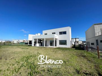 Casa · 162m² · 4 Ambientes · 2 Cocheras · Casa en Venta en Puertos, Barrio Riberas, Escobar, G. B. a. Zona Norte