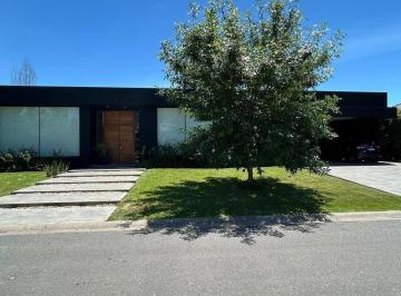 Casa · 350m² · 4 Ambientes · Venta Excelente Casa en Buenos Aires Village