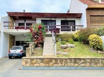 Casa · 340m² · 4 Ambientes · 1 Cochera · Venta de Casa 4 Ambientes en Ramos Mejia