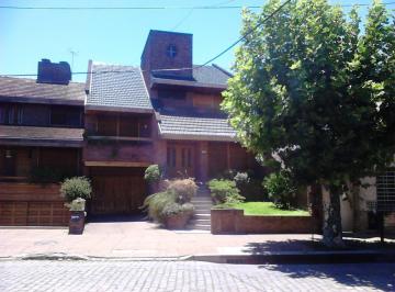 Casa · 420m² · 4 Ambientes · 1 Cochera · Casa - Ramos Mejia