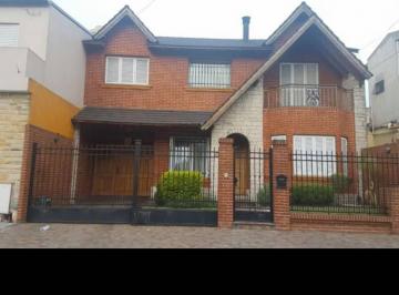 Casa · 300m² · 5 Ambientes · 1 Cochera · Casa - Ramos Mejia