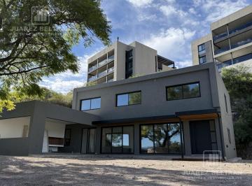 Casa · 800m² · 4 Ambientes · 2 Cocheras · Venta – Casa de 3 Dorm. – La Cuesta a Estrenar