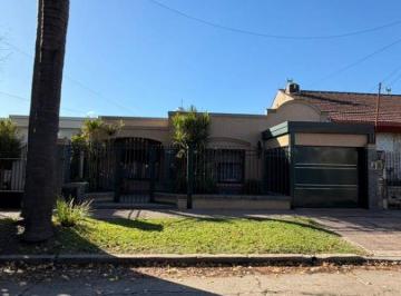 Casa de 3 ambientes, Morón · Casa en Venta Castelar Norte 2 Dorm. con Cochera Cubierta Pileta y Jardin