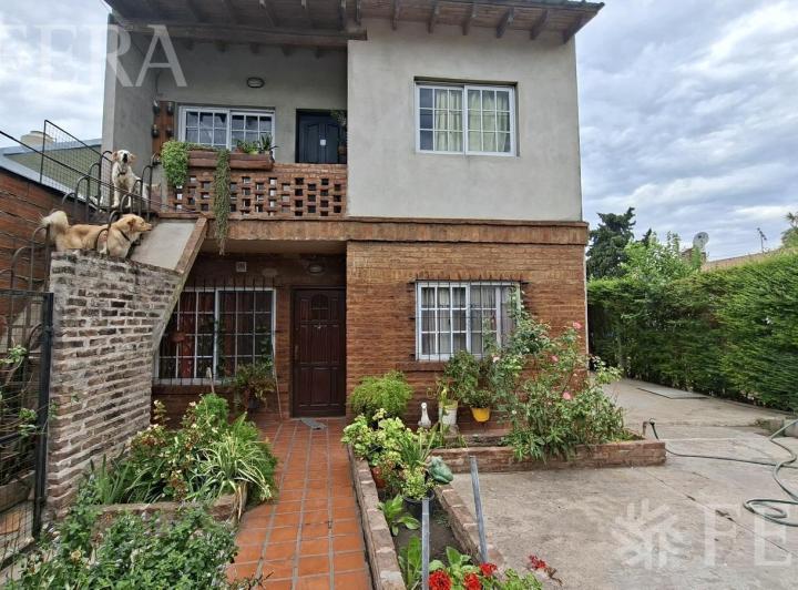 Casa · 135m² · 6 Ambientes · 2 Cocheras
