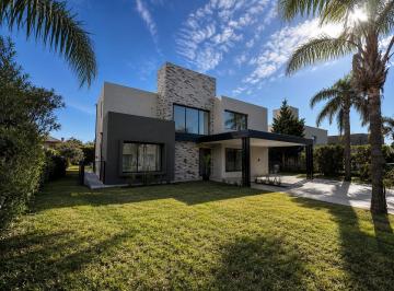Casa · 212m² · 5 Ambientes · 2 Cocheras · Casa en Venta de 3 Dorm. con Pileta en Cadaques Barrio Cerrado, Funes