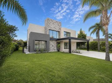 Casa · 212m² · 5 Ambientes · 2 Cocheras · Casa en Venta de 3 Dorm. con Pileta en Cadaques Barrio Cerrado, Funes