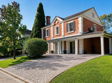 Casa · 220m² · 4 Ambientes · 5 Cocheras · Venta Casa 3 Dorm., Gran Jardín y Pileta en Haras La Pradera