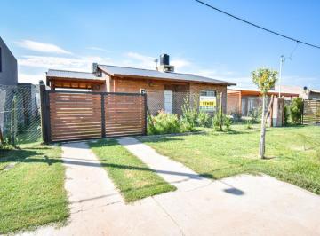 Casa · 122m² · 4 Ambientes · 1 Cochera · Casa en Venta 2 Dorm. con Pileta en Punta Chacra, Roldán