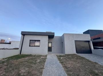 Casa · 135m² · 3 Ambientes · 1 Cochera · Casa en Alquiler Rincones de Manantiales
