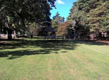 Quinta vacacional · 125m² · 4 Ambientes · 2 Cocheras · Imperdible Casa Quinta con Quincho y Parque Arbolado.