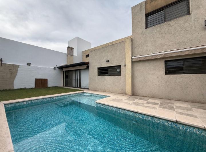Casa · 290m² · 8 Ambientes · 4 Cocheras