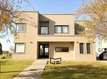 Casa · 226m² · 7 Ambientes · 2 Cocheras · Casa en Venta en El Canton a La Laguna con 4 Dorm. y Family